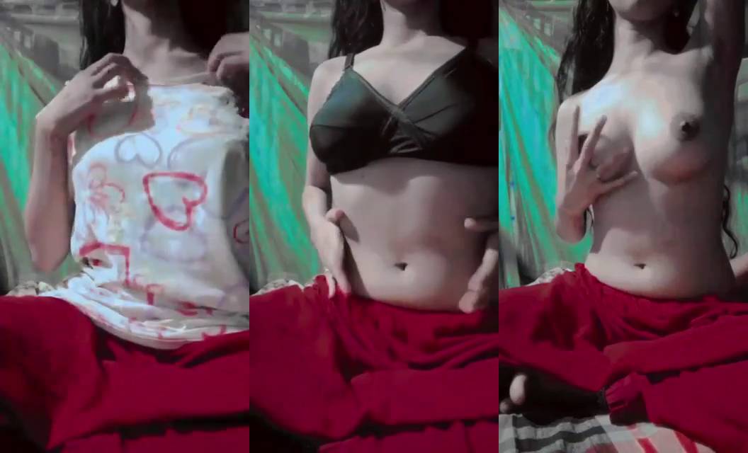 Desi Indian Teen Showing Her Small Boobs on Camera Bengalisex